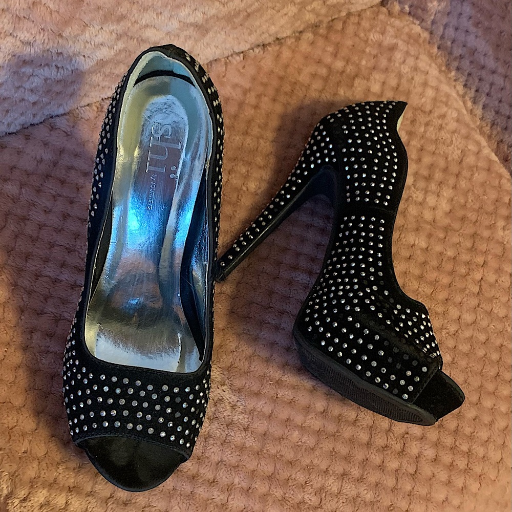 Shi by Journeys, Black with rhinestones, Size 6